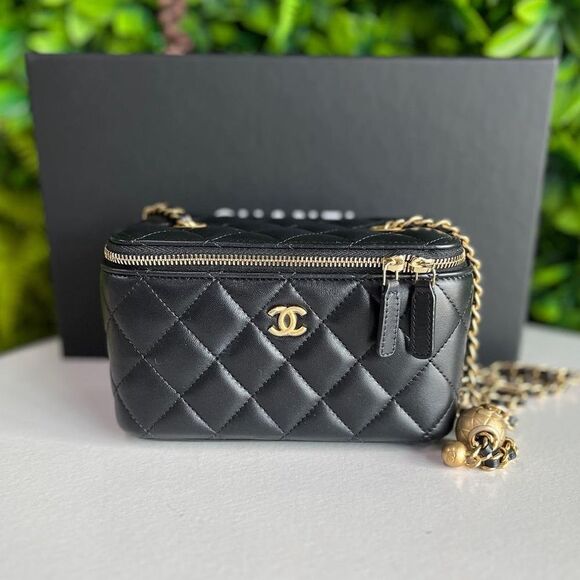 100% authentic CHANEL vanity Pearl crush black gold hardware - Picture 1 of 2